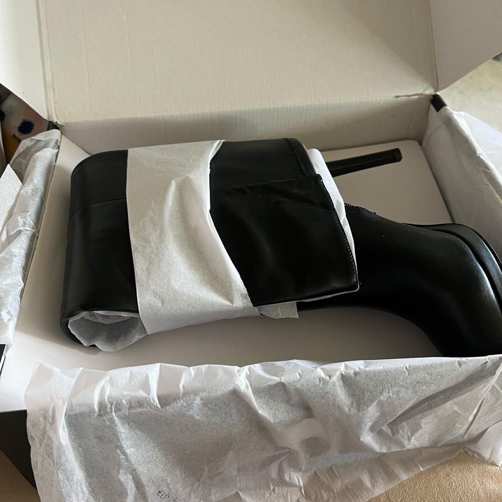 NEVER WORN. Knee high black leather size 10 Nine West boots.
